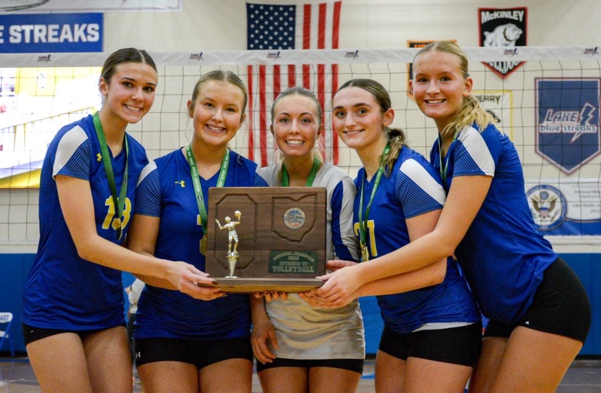 Seniors L-R #13 Giada Spisak, #7 Madelyn Mudra, #15 Sofia Pichert, #27 Anna Jirmasek, #4 Haley Wilson, holding the Regional Champions plaque