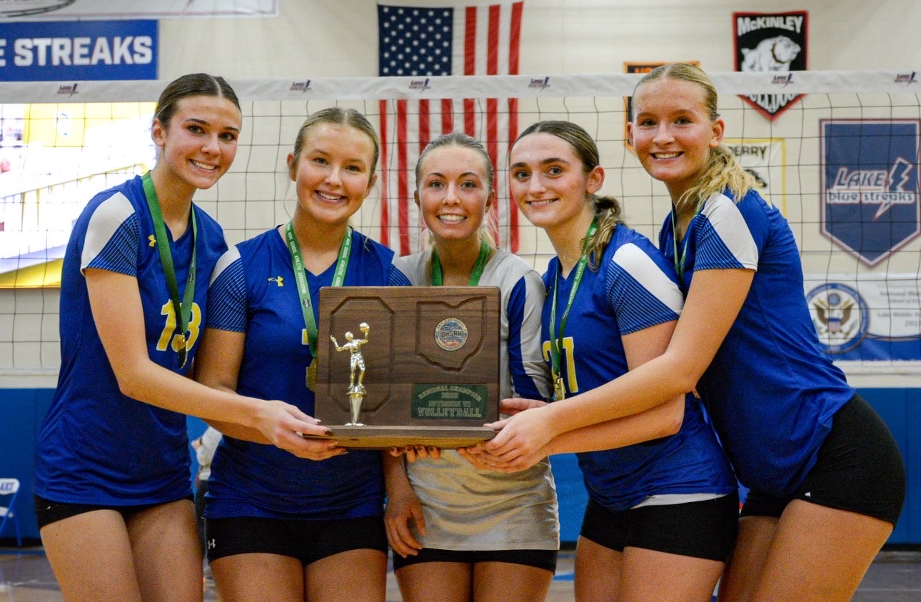 Seniors L-R #13 Giada Spisak, #7 Madelyn Mudra, #15 Sofia Pichert, #27 Anna Jirmasek, #4 Haley Wilson, holding the Regional Champions plaque